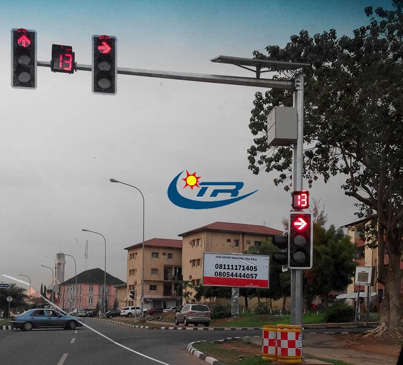 Solar powered LED arrow direction traffic signal light